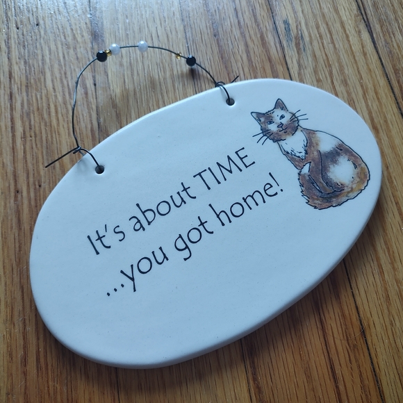 Vintage August Ceramic Cat Wall Plaque Sign Hanging Off White Beige USA Brown - Picture 12 of 15